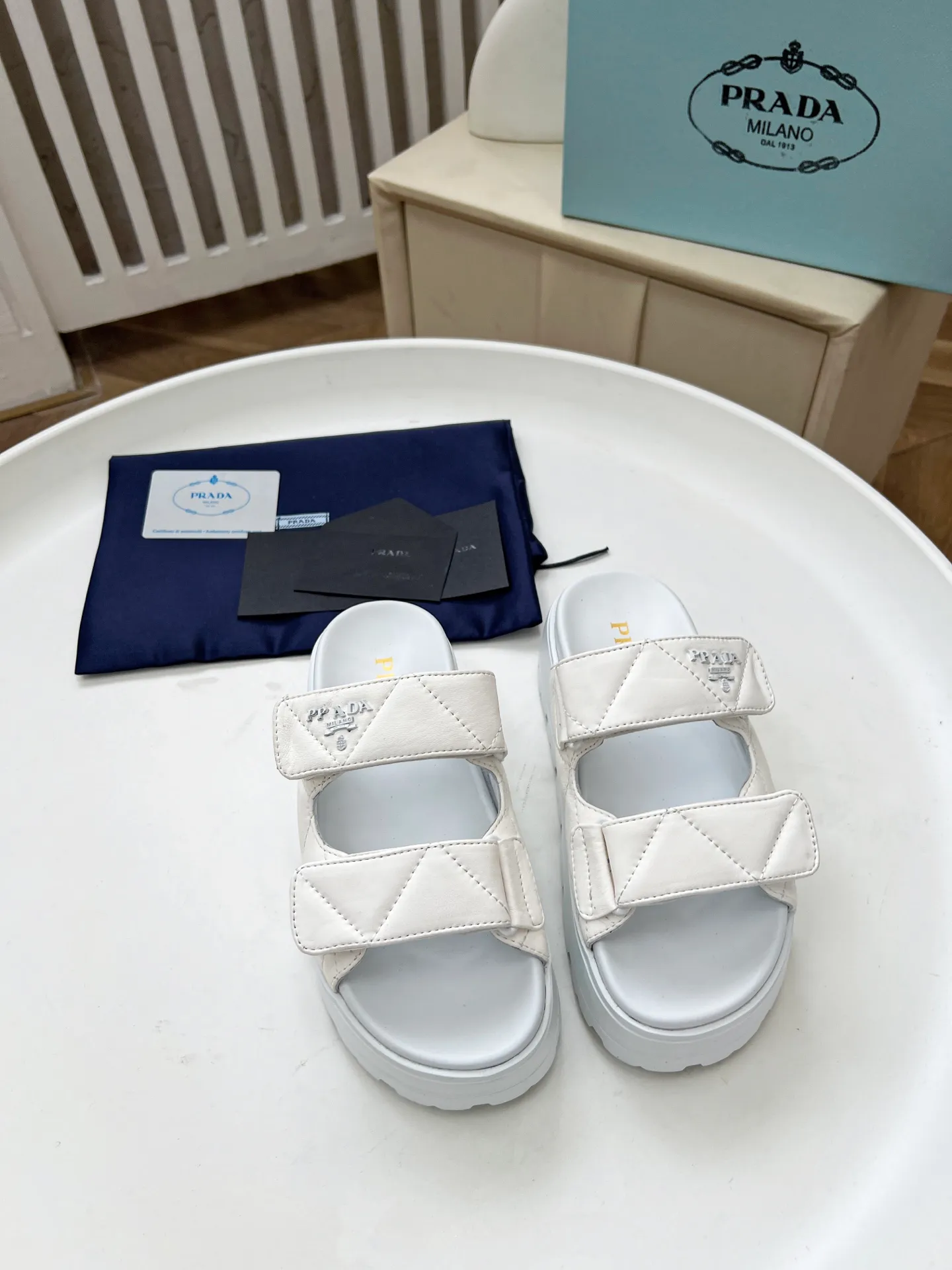 👟👟Ex-factory price 440👟👟 Prada/Prada 25ss summer new couple's beach thick-soled Birkenstock sandals. This shoe style is really a classic design that will not go out of style and is in line with everyone's current pursuit of comfortable and healthy wearing concepts. It is regarded by many domestic and foreign celebrities and fashionistas as an important choice for daily slippers. ✔Upper: imported super soft sheepskin ✔Inner lining: imported sheepskin ✔Hardware: Original molded split hardware ✔Outsole: Ultra-light, wear-resistant and non-slip foam sole ✔Number of yards: 35~40 (custom-made 40 pieces are non-refundable)